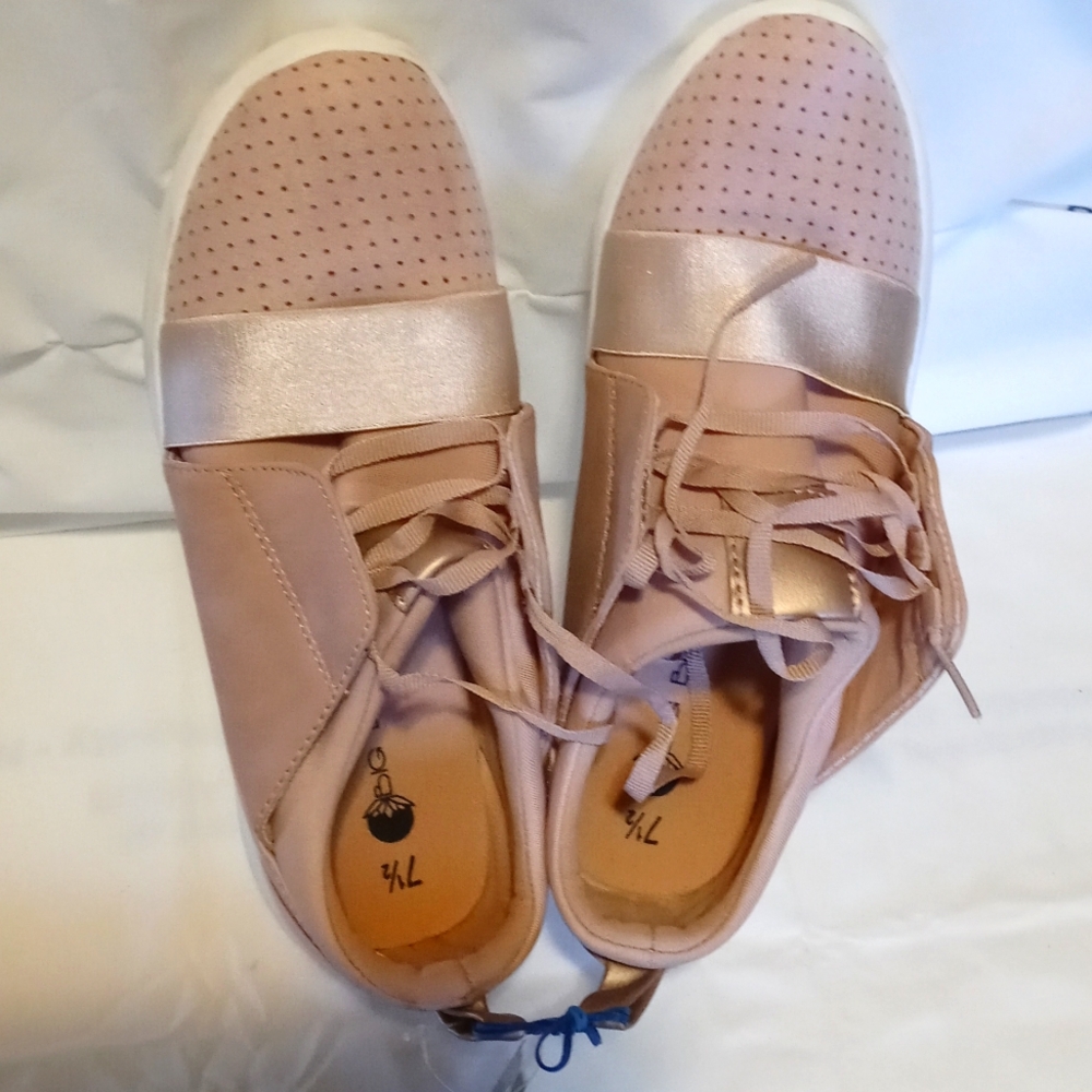 Big Buddha Ladies Casual Shoes Sz. 7.5 color Blush, New with Tag $23.44